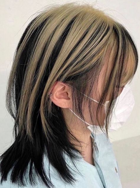 Best Korean Secret Two-Tone Hair Color Ideas to Inspire You, The best Korean secret two-tone hair color ideas! Sharing the hottest Korean hair color trends that will look amazing on you! 30 Classy Block Dyed Hair You'll Want to Copy Immediately. #blockdyedhair #blockdyedhairshort #blockdyedhaircurly #blockdyedhairblonde Two Tone Hairstyle, Block Dyed Hair, Hidden Hair Color, Hair Stripes, Skunk Hair, Two Toned Hair, Two Tone Hair, Korean Hair Color, Peekaboo Hair