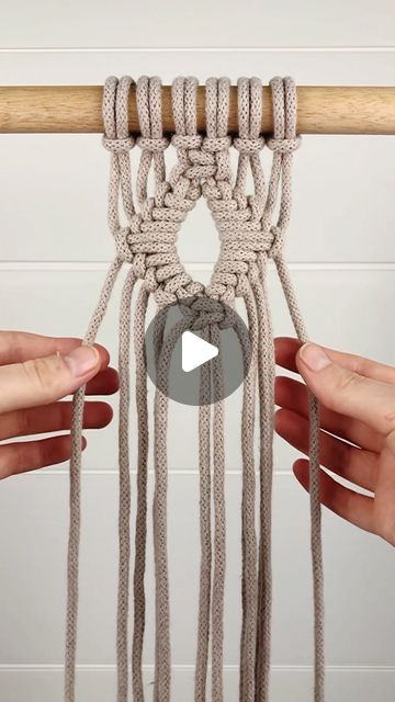 Macrame Square Knot Patterns, Macrame Learning, Macrame Diamond Pattern, Macrame Square Knot, Easy Macrame, Half Hitch Knot, Macrame Tutorials, Decorative Knots, Macrame Knots Pattern