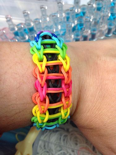 Rainbow loom bracelets. Loop Bracelets, Loom Bands Designs, Elastic Jewelry, Ladder Bracelet, Crazy Loom, Loom Band Patterns, Rainbow Loom Bracelets Easy, Fun Loom, Loom Love