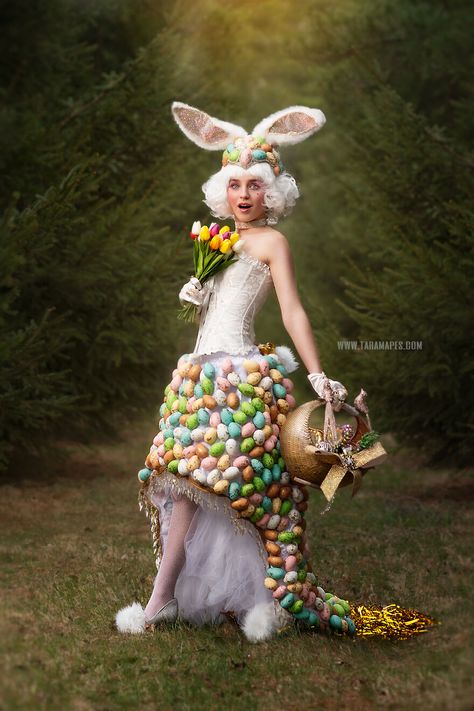 Egg Costume Diy, Easter Bunny Photoshoot, Easter Egg Costume, Easter Baby Photos, Egg Costume, Easter Bunny Costume, Bunny Halloween Costume, Themed Photoshoot, Easter Costume