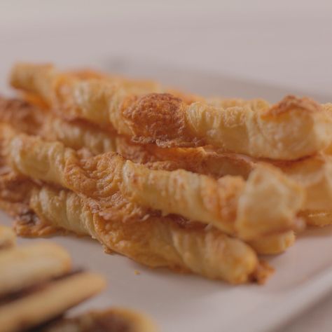 Cheese Straws Recipe, Ree Drummond Recipes, Pioneer Woman Ree Drummond, Puff Pastries, Holiday Appetizers Easy, Cheese Puff Pastry, Cheese Straws, Food Network Canada, Pioneer Woman Recipes