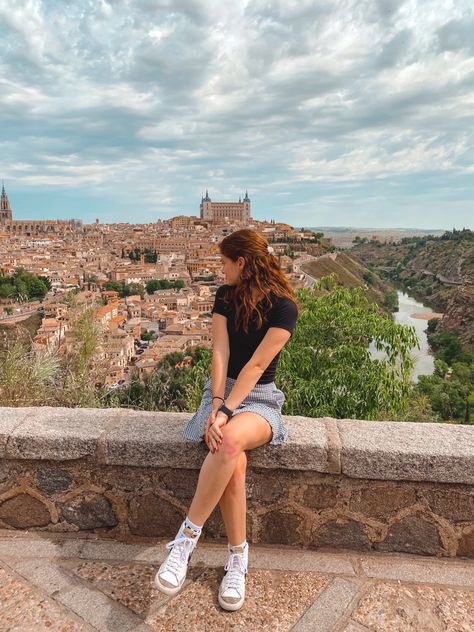 #spain #madrid #toledo #travel #traveltips #travelphotography #aesthetic #poses #fashion #outfits Toledo Spain Photo Ideas, Madrid Outfits Summer, Spain Aesthetics Outfit, Madrid Spain Outfit Idea, Fall Europe Outfits, Spain Moodboard, Fall Outfits Europe, Outfits Europe Summer, London Fall Outfits