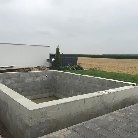 Pool selber bauen: Ein Erfahrungsbericht mit vielen Tipps | Wohnglück Cheap Pool, Concrete Block Walls, Swimming Pool Construction, Diy Swimming Pool, Mini Pool, Small Pool Design, Pool Picture, Backyard Pool Landscaping, Pool Construction