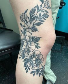 Flower Tattoos Around Knee, Peony On Knee Tattoo, Around The Knee Floral Tattoo, Classy Leg Tattoos For Women, Floral Tattoo Around Knee, Under Knee Floral Tattoo, Floral Knee Wrap Tattoo, Flower Tattoo Above Knee, Upper Thigh Flower Tattoo