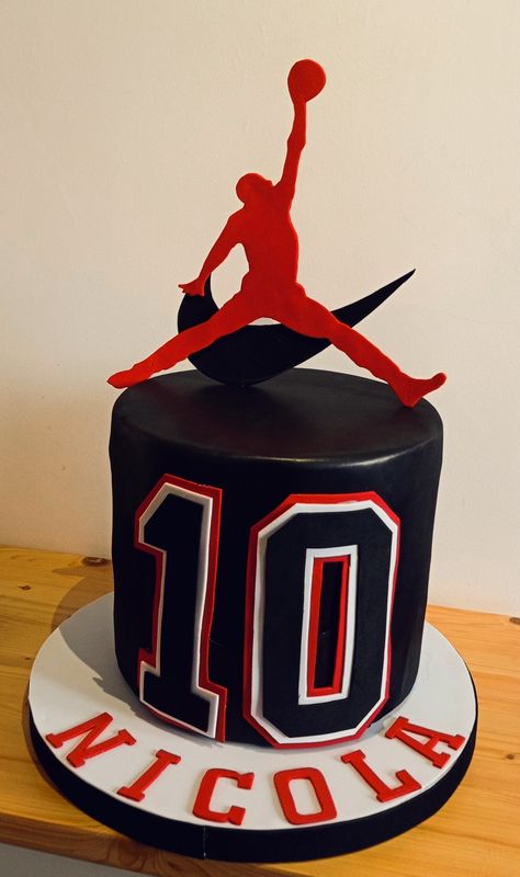 Basketball Shoe Cake, Nike Jordan Cake, Nike Cake Ideas Birthdays, Air Jordan Birthday Cake, Nike Birthday Cake, Quran Cake, Basketball Torte, Air Jordan Cake, Jordan Birthday Cake