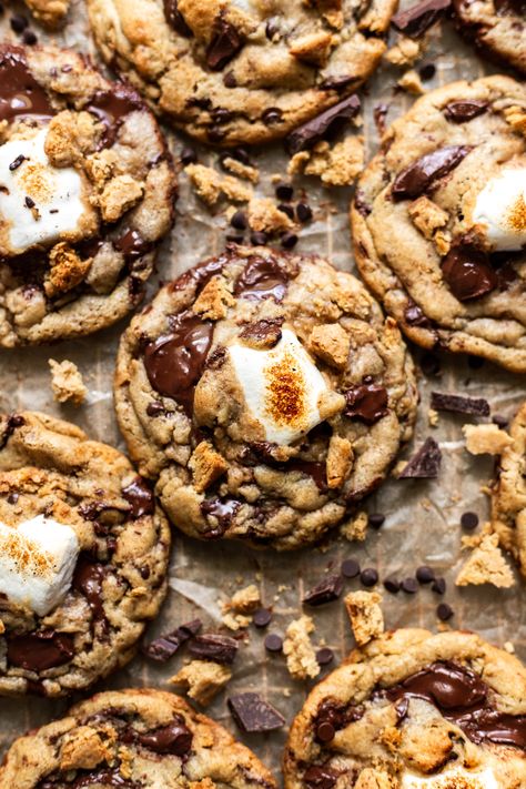 These gooey and molten s’mores cookies are entirely and undetectably vegan, even down to the marshmallows! They're so easy to make stuffed with a melted marshmallow and molten chocolate chips. These vegan s'mores cookies taste just like a campfire - and you can make them gluten free! Vegan Smores Cookies, Healthy Marshmallows, Vegan Gluten Free Cookies, Easy Vegan Cookies, Vegan Sugar Cookies, Vegan Egg Replacement, Vegan Marshmallows, Breakfast Bread Recipes, Vegan Chocolate Chip Cookies