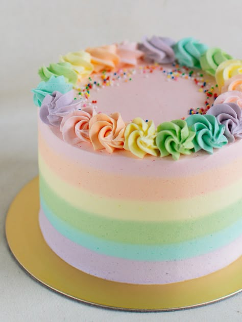 Pastel Rainbow Cake, Colorful Birthday Cake, Red Birthday Cakes, Nursing Cake, Cake Liner, Pastel Birthday, Rainbow Birthday Cake, Pastel Cakes, Friends Cake