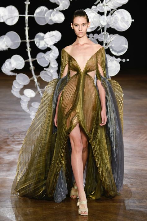 Fantasy Haute Couture, Iris Van Herpen Dress, Iris Van Herpen Runway, Biopunk Fashion, Futuristic Couture, Iris Van Herpen Couture, Futuristic Dress, Look Disco, Detail Couture