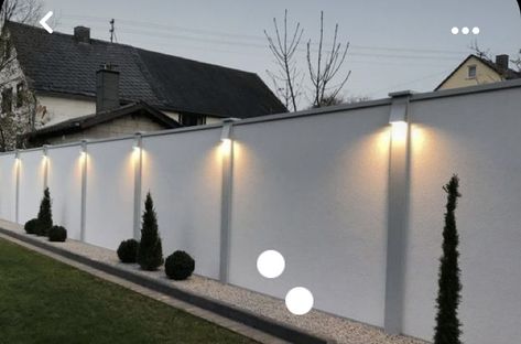 Fence With Lights, Gard Modern, Fence Wall Design, Compound Wall Design, Green Fence, Modern Fence Design, House Fence Design, White Fence, Horizontal Fence