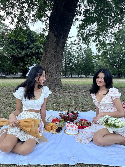 picnic, cottagecore Valentines Picnic Outfit, Floral Picnic Outfit, Cottagecore Picnic Outfit, Picnic Outfits Aesthetic, Picnic Outfit Spring, Picnic Picture Ideas, Cute Picnic Outfits, Picnic Aesthetic Outfit, Aesthetic Picnic Outfit