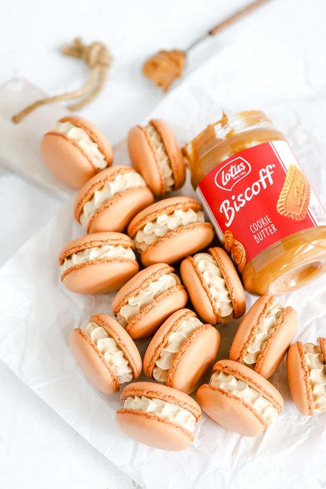 Unique Macaron Flavors, Biscoff Macarons, Biscoff Butter, Macarons Recipe Easy, Lotus Cookies, Macaron Recipes, French Macarons Recipe, Whole Foods Vegan, Biscoff Cookie Butter