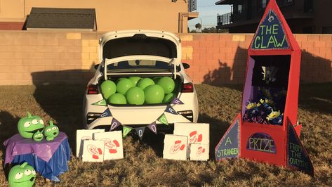 Buzz Lightyear Trunk Or Treat, Toy Story Alien Trunk Or Treat, Toy Story Truck Or Treat Ideas, Toy Story Halloween Trunk Or Treat, Trunk Or Treat Ideas Toy Story, Toy Story Trick Or Trunk, Toy Story Halloween Decorations Diy, Pizza Planet Trunk Or Treat, Alien Trunk Or Treat