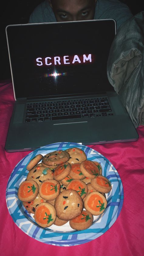 Scary Movie Marathon Aesthetic, Scream Movie Marathon, Scary Movie Night Aesthetic, Scream Movie Night, Movie Marathon Aesthetic, Movie Marathon Ideas, Scary Movie Aesthetic, Halloween Slumber Party, Spooky Sleepover