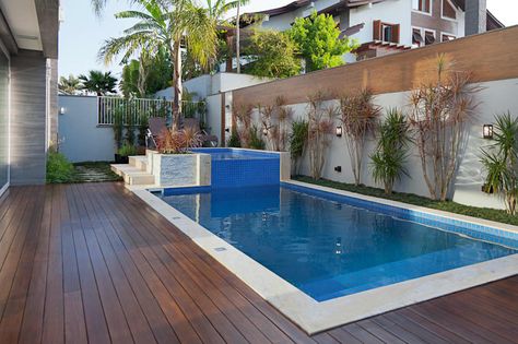 Jardim: Jardins modernos por ANDRÉ PACHECO ARQUITETURA Pool Design Modern, Moderne Pools, Deck Piscina, Design Per Patio, Kleiner Pool Design, Luxury Swimming Pools, Small Pool Design, Modern Pools, Small Pools