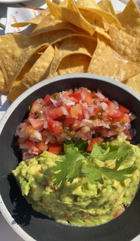 Chips And Salsa Aesthetic, Chips Aesthetic, Guacamole And Chips, Chips And Guac, Chips And Guacamole, Chips Salsa, Vacation Food, Guacamole Dip, Food Babe