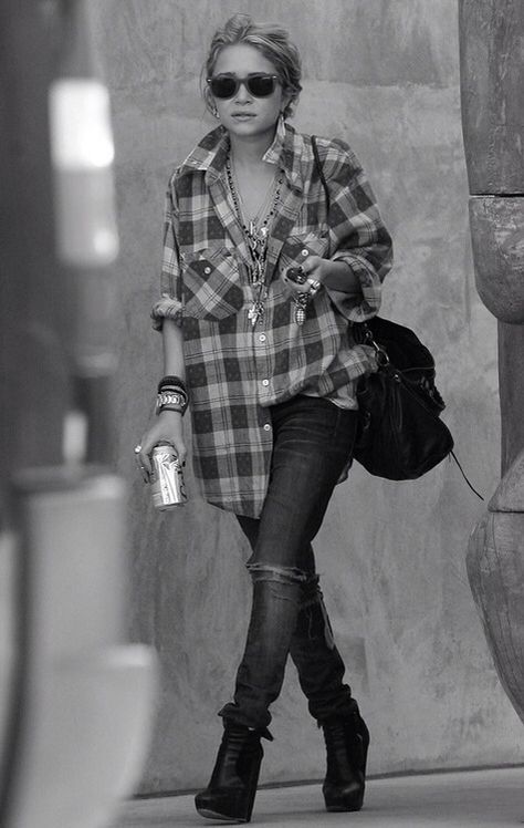 Cool Grunge Street Style, How To Wear Flannels, Tennis Girl, Look Grunge, Flannel Outfits, Olsen Twins, Street Style Grunge, Mary Kate Olsen, Ashley Olsen