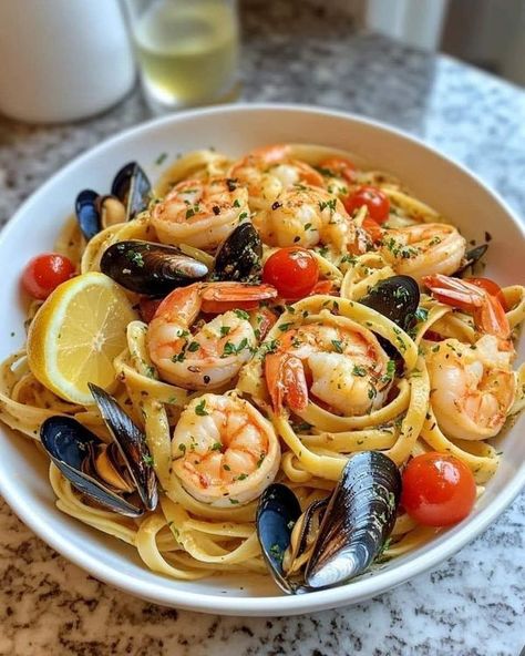 Corey Dorsey Seafood Spaghetti, Cuban Cuisine, Seafood Pasta Recipes, Yummy Seafood, Evening Dinner, Shellfish Recipes, Food Lunch, Pescatarian Recipes, Italy Food