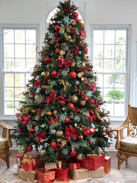 Christmas Tree Inspo, Red And Gold Christmas Tree, Buy Christmas Tree, Creative Christmas Trees, Christmas Scenery, Elegant Christmas Trees, Blue Christmas Tree, Christmas Decor Inspiration, Christmas Themes Decorations