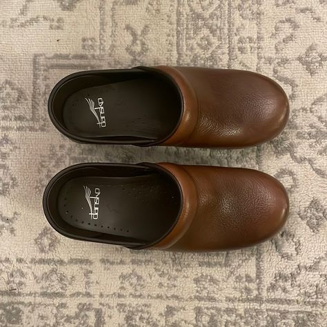 Brown Leather Dansko Clogs Dansko Clogs Outfit, Fall Clogs, Winter Clogs, Clogs Outfit, Dansko Clogs, Dansko Shoes, Leather Clogs, Shoes Brand, Mule Clogs