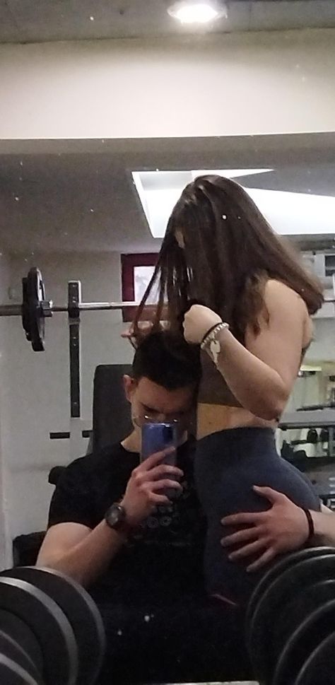 Gym Couple Mirror Selfie, Gym Pics With Boyfriend, Gym Couples Aethstetic, Couple Workout Pictures, Couple Gym Goals, Couple Gym Pics, Gym Couple Pictures, Couple Mirror Pose Ideas, Gym Couple Aesthetic