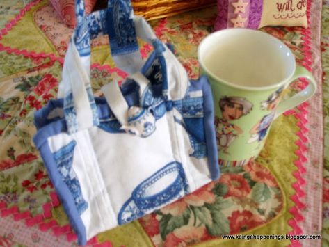 Mug Bag Tutorial Free Pattern, Mug Bag Free Pattern, Mug Bags, Mug Holder Ideas, Coffee Bag Crafts, Stitch Mug, Mug Bag, Hand Quilting Designs, Carrier Pattern