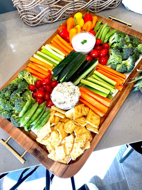 Rustic Veggie Tray Ideas, Veggie And Dip Platter, Vegetable Party Platter, Veg Tray Ideas Vegetable Platters, Veggie Tray Baby Shower Ideas, Veg Platter Ideas, Vegetable Party Food, Vegetable Platters Display Presentation, Healthy Buffet Food Ideas