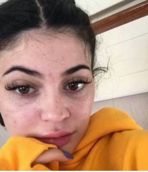 Kylie Jenner No Makeup, No Makeup Pictures, Kylie Jenner 2014, Kylie Jenner Face, Maquillaje Kylie Jenner, Face Freckles, Kylie Jenner Lashes, Shiny Black Hair, Kily Jenner