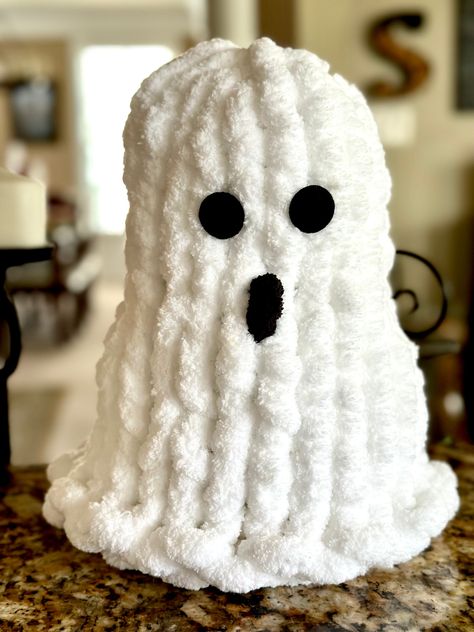 A homemade chunky knit Ghost decor not only showcases the talent and creativity of the person who made it but also brings a sense of rustic charm and coziness to any space. The carefully chosen yarn and intricate stitches give it a textured and inviting appearance that can instantly brighten up a room. Its handmade nature adds a personal touch and makes it a thoughtful gift for friends and family. Whether displayed on a mantel, shelf, or as a centerpiece, this charming pumpkin adds a touch of warmth and autumnal spirit to the surroundings. Its uniqueness and the love put into crafting it make it a cherished keepsake to be admired for years to come. Chunky Yarn Knitting Projects, Loop Yarn Crafts, Chunky Knit Pumpkins Diy, Chunky Knit Ideas, Chunky Yarn Crochet Projects, Knit Ghost, Chunky Yarn Projects, Chunky Yarn Crochet Pattern, Chunky Knit Yarn