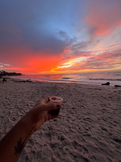 Un cafe en disfrutando el amanecer en la playa. Gopro, Vision Board, Cafe, Celestial Bodies