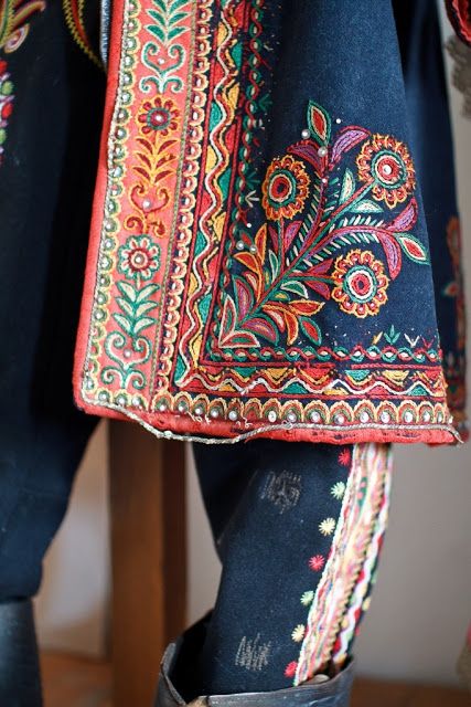 Polish Embroidery, Poland Culture, Polish Clothing, Polish Folk Art, Polish Folk, Folk Clothing, Bird Embroidery, Folk Embroidery, Indian Embroidery