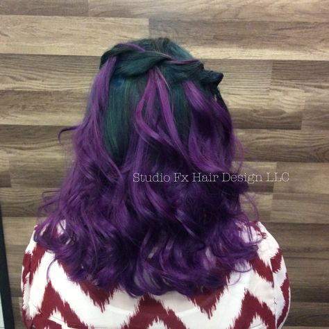 Purple and green elumen, green roots, grape purple hair Green Roots Purple Hair, Purple And Green Hair Short, Grape Purple Hair, Green Purple Hair, Green Hair Color Ideas, Purple And Green Hair, Green Hair Color, Green Roots, Goth Hairstyles