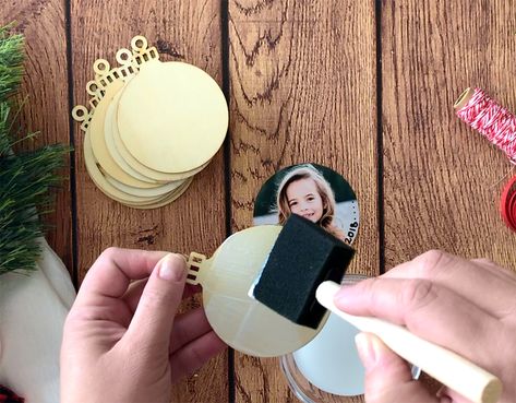 Laminated Photo Ornament, Diy Christmas Gifts Photos, Custom Ornaments Photo, Blank Ornament Ideas, How To Make Photo Christmas Ornaments, Diy Christmas Photo Gifts, How To Make Photo Ornaments, Family Picture Ornaments Diy, Home Made Picture Ornaments