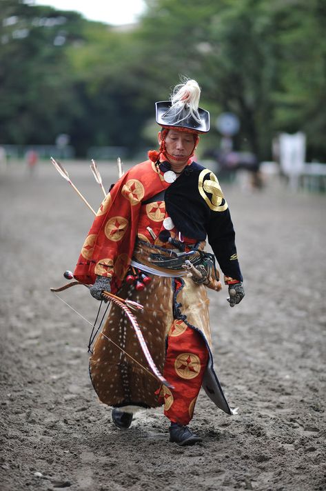 Yabusame mounted archer (on foot) Horse Archer, Horse Archery, Mounted Archery, Japanese Costume, Traditional Archery, Japanese Warrior, Samurai Armor, Japan Culture, Samurai Art