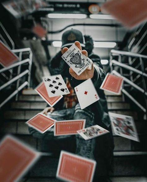 James Nachtwey, Cool Card Tricks, Playing Cards Art, Breathtaking Photography, Perspective Photography, Portrait Photography Men, Card Photography, Creative Photography Techniques, Card Tricks