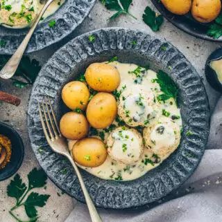 Vegan German Meatballs in White Sauce (Königsberger Klopse) - Bianca Zapatka | Recipes German Meatballs, Vegan Thai Green Curry, Chocolate And Raspberry Tart, Vegan Vanilla Cake, Vegan Ground Beef, Sweet Potato Skins, Vegan Lasagna, Vegan Meatballs, Vegan Roast