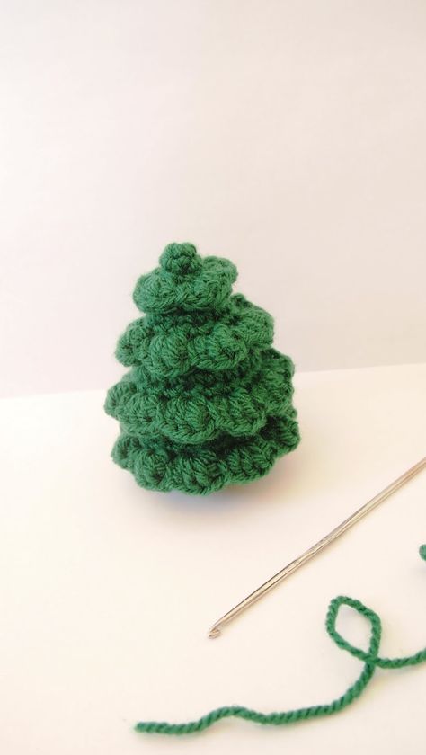 Christmas Tree Designs, Christmas Tree Crochet, Crochet Christmas Trees Pattern, Crochet Christmas Ornaments Free, Crochet Ornament Patterns, Crocheted Christmas, Crochet Tree, Crochet Xmas, Diy Tree