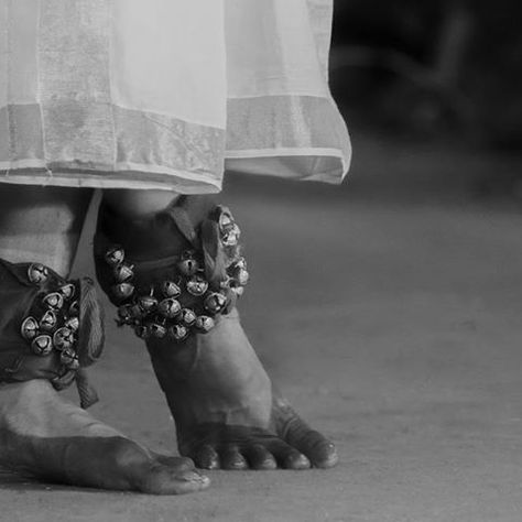 Traditional Dance Aesthetic, Kathak Costume, Crows Aesthetic, Indian Classical Dancer, Anime Brown Hair, Bharatanatyam Poses, Kathak Dance, Beats Wallpaper, Dancer Photography