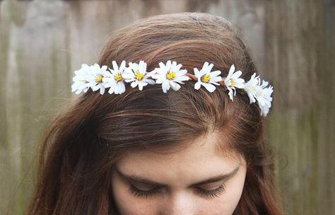 Daisy Headband - Daisy Flower Crown, Daisy Chain, Gift Idea, Gift ... Daisy Flower Crown Wedding, Flower Crown Tattoo, Daisy Flower Crown, Daisy Crown, Daisy Headband, Crown Aesthetic, Chain Headband, Hippie Headbands, Flower Costume