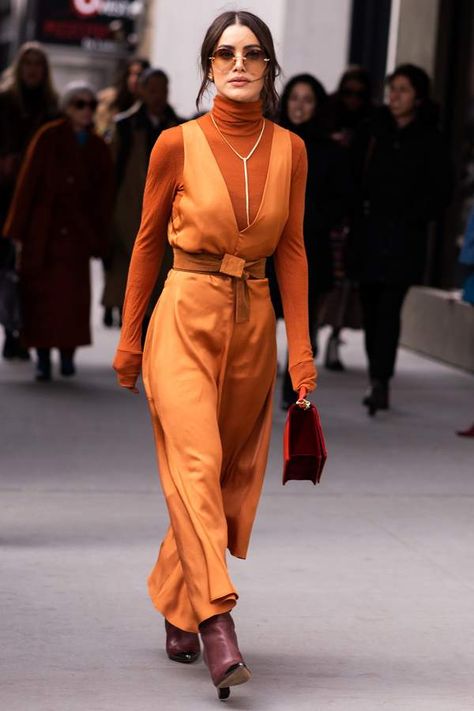 Rust And Terracotta, Bright Sandals, Desert Tones, The Color Orange, White Fashion Sneakers, Fashion Show Dresses, 2019 Style, Orange Outfit, Beige Outfit