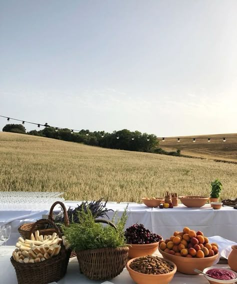 May Outdoor Wedding, Jacquemus Wedding, Wedding Recovery, Dinner Party Style, Village Fete, Food Event, Field Wedding, Food Events, Portugal Wedding