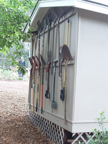 Garden tool storage Shed Organisation, Yard Tool Storage Ideas, Garden Tool Rack, Storage Shed Organization, Diy Storage Shed, Garden Tool Organization, Diy Rangement, Shed Organization, Garden Tool Shed