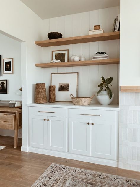 Oak Floating Shelves, Built In Shelves Living Room, Living Room Built Ins, Fireplace Built Ins, Muebles Living, Hallway Storage, Room Shelves, Living Room Shelves, Built In Cabinets