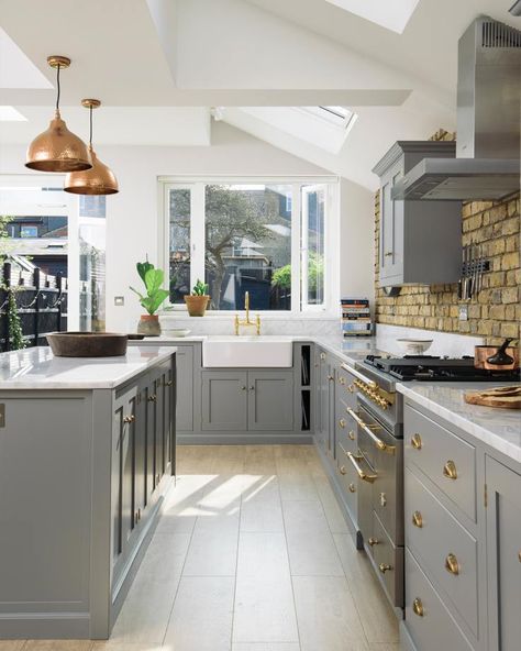 The Chiswick Basement | deVOL Kitchens Grey Cupboards, Light Grey Kitchen Cabinets, Kitchen Diner Extension, Light Grey Kitchens, Серая Кухня, Devol Kitchens, Interior Minimalista, Kitchen Cabinets Decor, L Shaped Kitchen