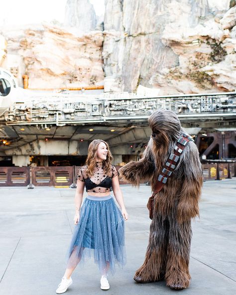 Galaxy's Edge Outfit, Star Wars Disneybound, Star Wars Land, Disney Poses, Disney Picture Ideas, Jedi Cosplay, Disney Lifestyle, Disney Photo Ideas, Star Wars Background