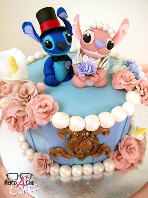 If you're planning a Disney wedding or any other type of celebration for your ohana, a Lilo and Stitch cake may be just the thing that your gathering needs Stitch Wedding Cake, Lilo And Stitch Cake, Cake Paris, Stitch Wedding, Stitch Cake, Geeky Wedding, Cake Wrecks, Creative Wedding Cakes, Lilo Et Stitch