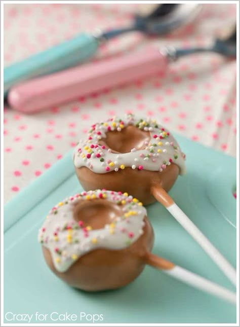 donut cake pops Donut Cake Pops, Oreo Cake Pops, Donut Cake, Diy Donuts, Donut Recipe, Doughnut Cake, Cake Blog, Cookie Pops, Donut Party