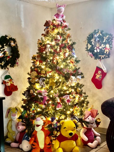 Winnie The Pooh Christmas Tree Ideas, Winnie The Pooh Christmas Tree, Winie The Pooh, Pooh Decor, Disney Tree, Disney Decorations, Winnie The Pooh Decor, Pooh Pictures, Pooh Christmas