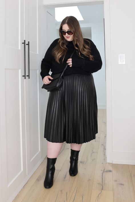 Plus Size Work Outfits Apple Shape, Plus Size Turtle Neck Outfit, Black Skirt Outfit Winter Plus Size, Office Outfits Women Apple Shape, Winter Outfits Fat Women, Winter Outfits Plus Size Women, Plus Size Turtleneck Outfit, Apron Belly Outfits Plus Size, Winter Outfits For Plus Size Women