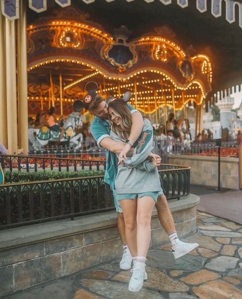 Couple Pictures At Disney, Disney World Photoshoot Couple, Disneyland Photoshoot Couple, Disneyworld Aesthetic Couple, Disney World Couple Photos, Disneyland Couple Photos, Disney World Photo Ideas Couples, Magic Kingdom Photo Ideas Couples, Couple Poses Disney