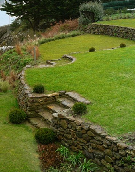 Coastal Front Yard Landscaping Ideas, Steep Yard Landscaping, Stone Walls Garden, Sloped Backyard Landscaping, Sloped Yard, Hillside Garden, Outdoor Artwork, Sloped Backyard, Landscaping Retaining Walls